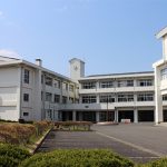 松山高等学校校舎外観