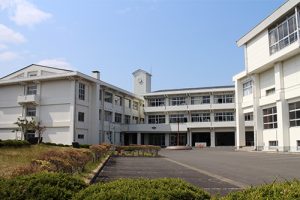 松山高等学校校舎外観