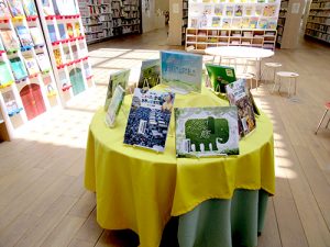 塩尻市立図書館　児童コーナーのテーマブックス