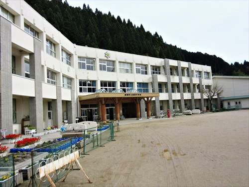 鳥取県智頭町立智頭小学校　外観