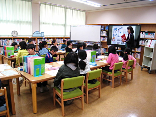 鳥取県智頭町立智頭小学校 百科事典の使い方を学習する3年生