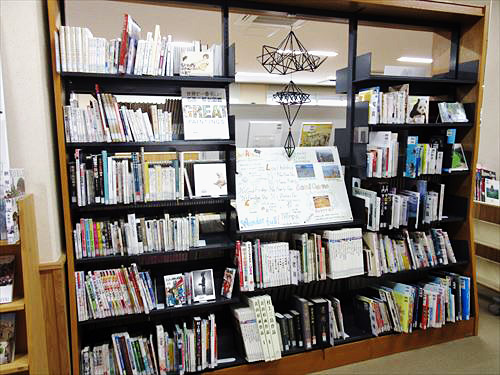 鳥取県立米子東高等学校　展示スペースも兼ねた書架